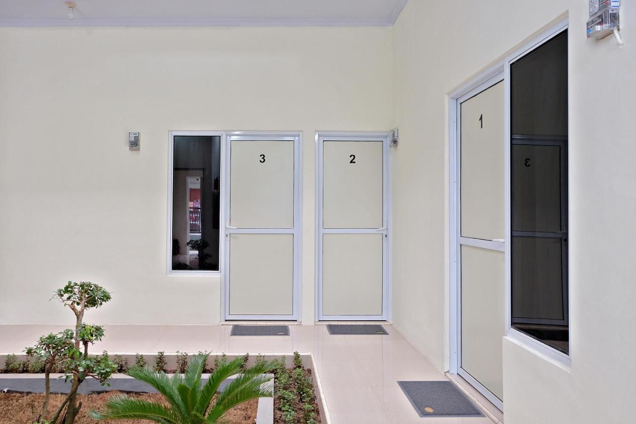 Homestay Danesti Syariah Near Bandara Sultan Hasanuddin Makassar Exterior photo